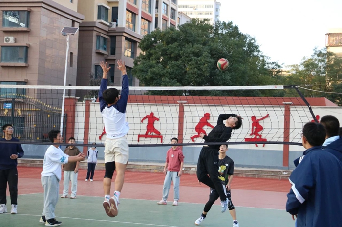 强调中场的
